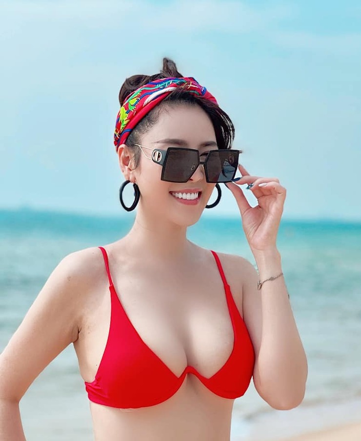 Mới đây, trong chuyến du xuân tại Phú Quốc, Quế Vân khiến dân mạng bỏng mắt với bộ ảnh bikini 2 mảnh gợi cảm. 
