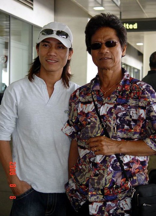 Hình ảnh nam ca sĩ Chế Phong ngày trẻ bên cạnh người cha ruột nổi tiếng - danh ca Chế Linh