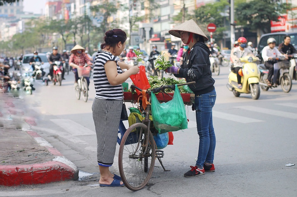 Khoảng cuối tháng 2 đến đầu tháng 3 hoa bưởi xuất hiện nhiều trên các tuyến phố Hà Nội và trở thành loài hoa được “săn đón” nhiều nhất.