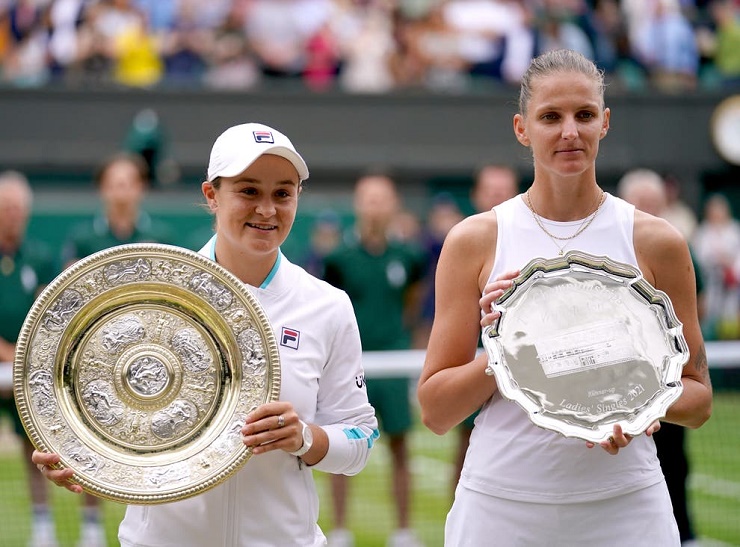 Ashleigh Barty (trái) đánh bại Karolina Pliskova trong trận chung kết Wimbledon 2021