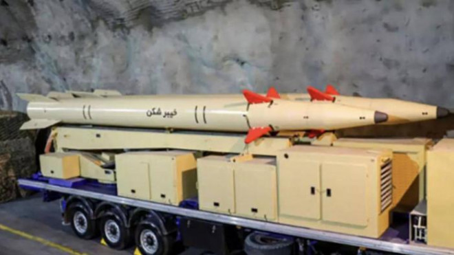 Iran hé lộ hình ảnh về tên lửa đất đối đất, có sức mạnh lớn đủ sức tấn công căn cứ Mỹ và các mục tiêu trong Israel. Ảnh - AP