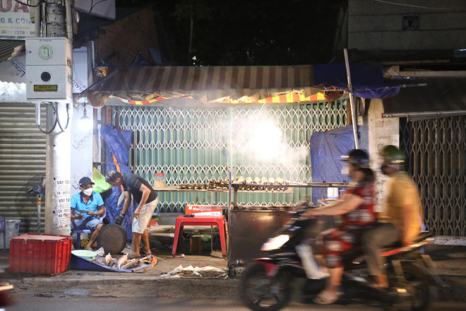 Người dân kinh doanh cá lóc nướng trên đường Tân Kỳ Tân Quý nướng cá từ chiều mùng 9 tháng Giêng để chuẩn bị cho ngày Vía Thần tài.