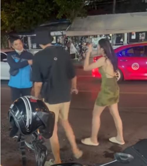 Một hình ảnh của vụ lộn xộn (cô gái xông vào đánh người mặc áo khoác xanh - đen). Ảnh: Bangkok Post.