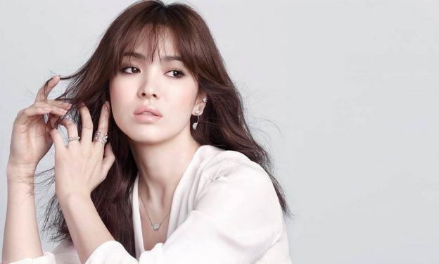 Song Hye Kyo tập yoga để duy trì làn da khỏe mạnh.