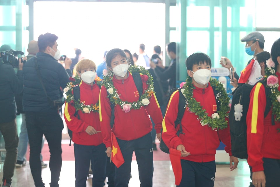 ĐT nữ Việt Nam về nước: Thủ tướng tặng huân chương hạng Nhất, khen các &#34;cô gái kim cương&#34; - 15