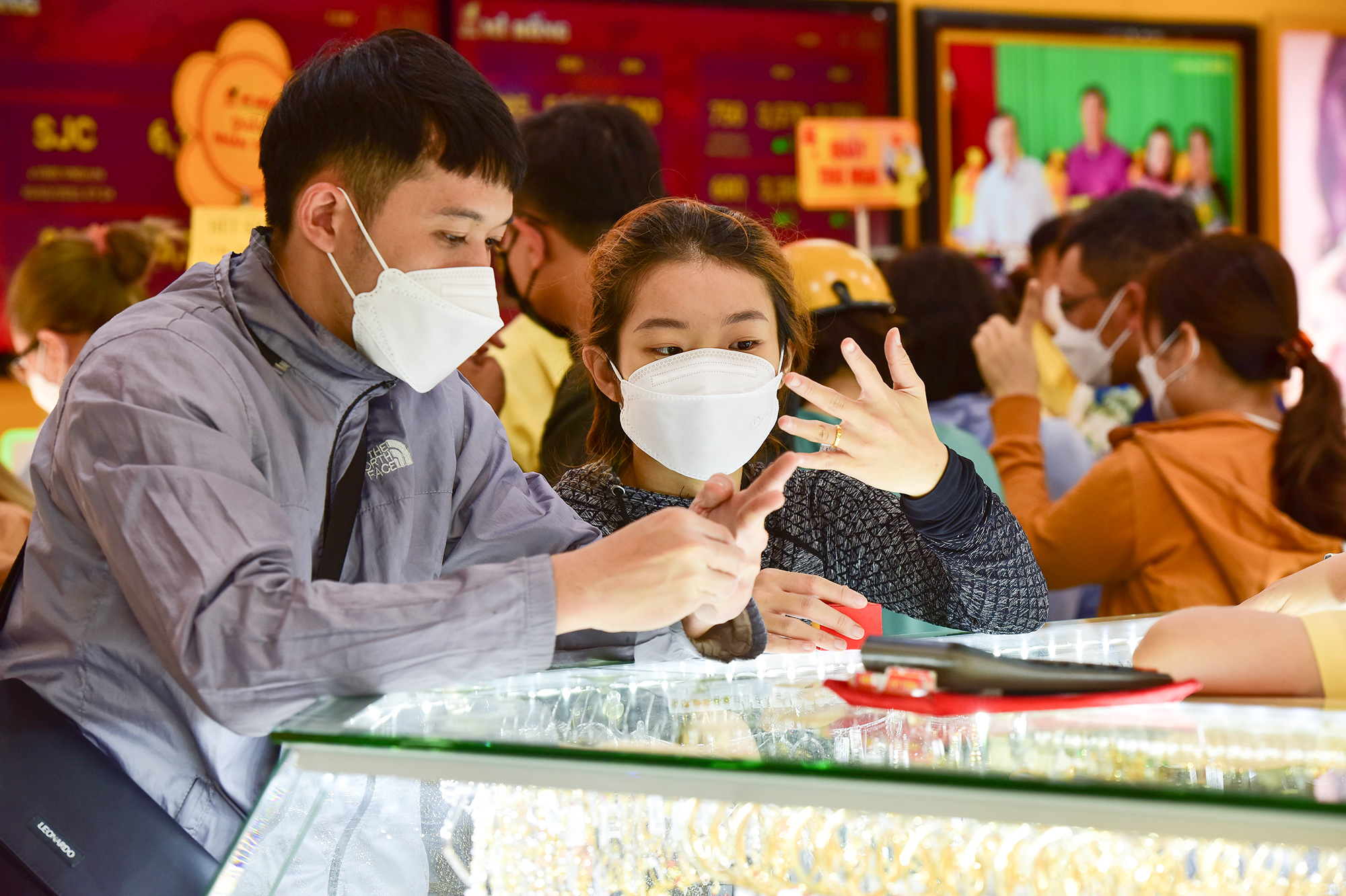 Nhiều thời điểm khách hàng quá đông, phải chen chúc nhau để lựa chọn. Các nhân viên luôn tay lấy hàng, tư vấn cho khách. Anh Đức Anh và vợ chưa cưới là chị Trâm Anh (quận Bình Thạnh) cho biết hôm nay vừa mua cặp nhẫn để cầu may mắn, tài lộc cho năm mới vừa để dùng làm nhẫn cưới sắp tới.