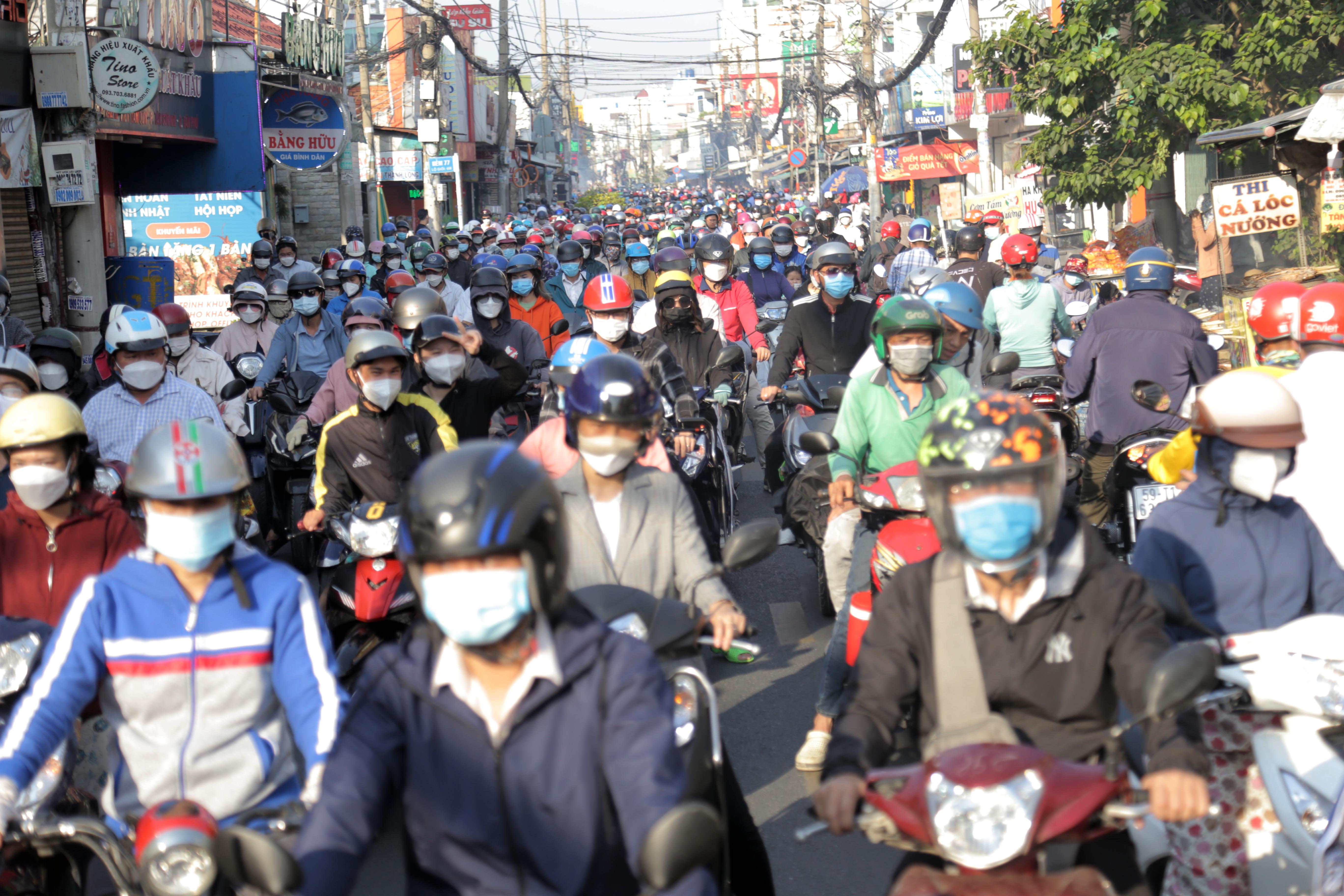 Kẹt xe kéo dài trên đường Tân Kỳ Tân Quý đoạn qua khu vực bán cá lóc nướng, người dân phải mất gần 20 phút để di chuyển đoạn đường khoảng 300m.