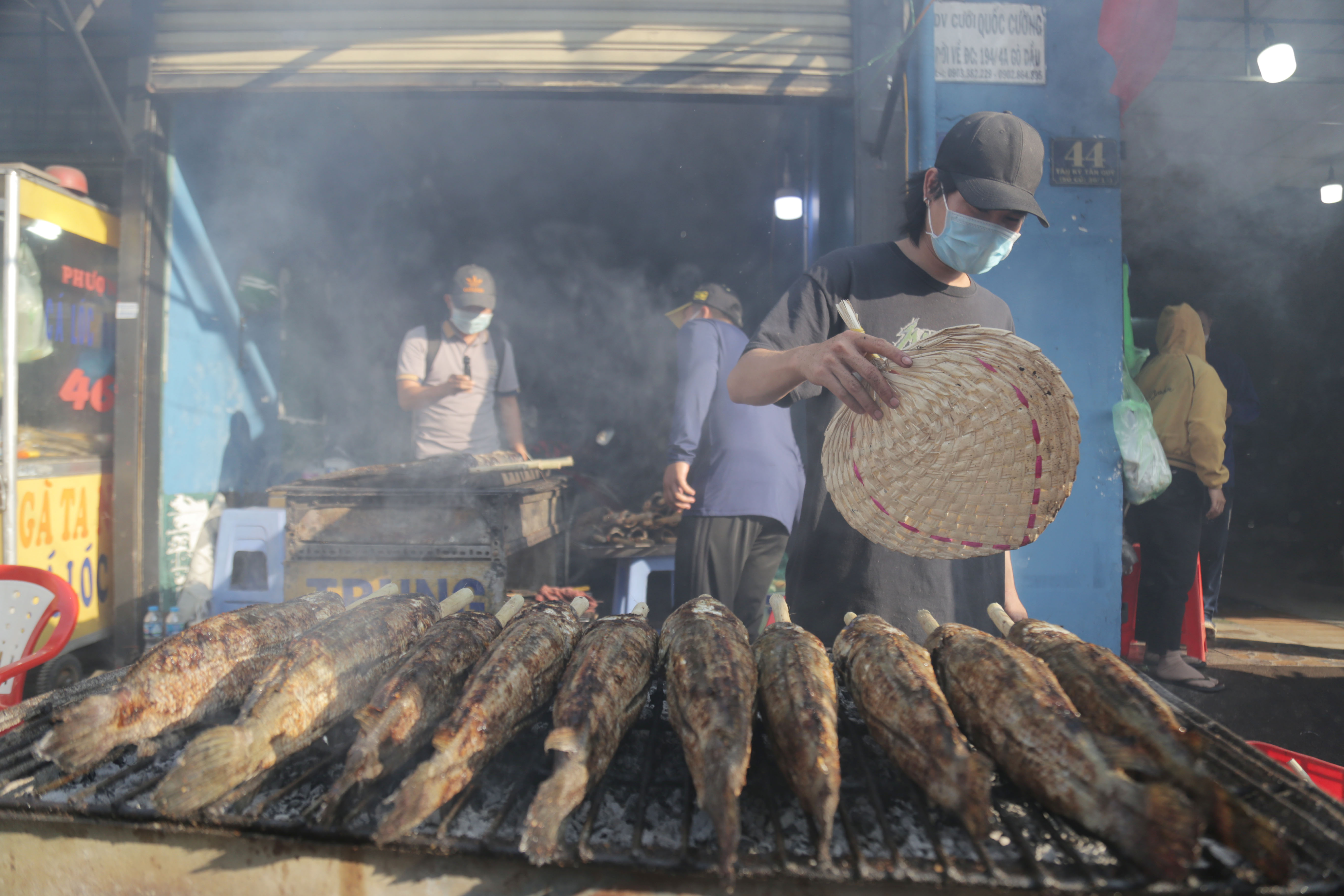 Chỉ vài giờ trong buổi sáng hôm nay, hàng ngàn con cá lóc nướng tại “khu phố cá lóc” được “xuất xưởng”. Anh Trần Văn Lĩnh ngụ quận Bình Tân cho biết: “Hằng năm cứ đến ngày mùng 10 tháng Giêng, tôi lại đến đây để mua cá lóc về cúng vía Thần Tài với hy vọng một năm mới làm ăn thuận lợi, gặp nhiều may mắn”.