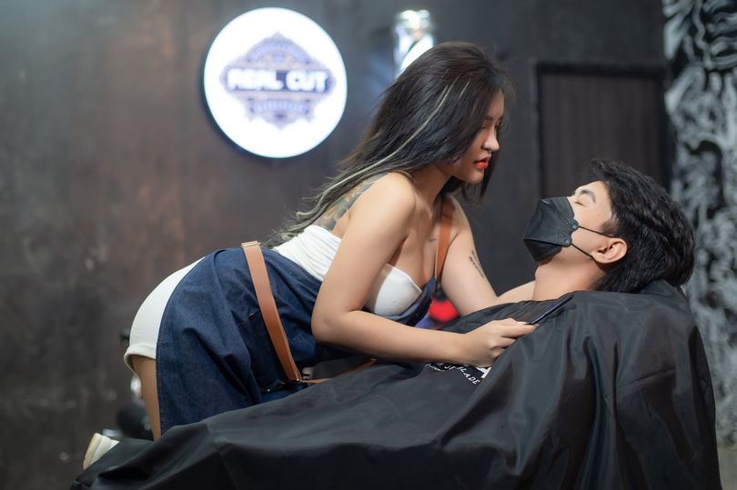 Hình ảnh quảng cáo cho một tiệm cắt tóc ở Thái Lan gây chú ý.