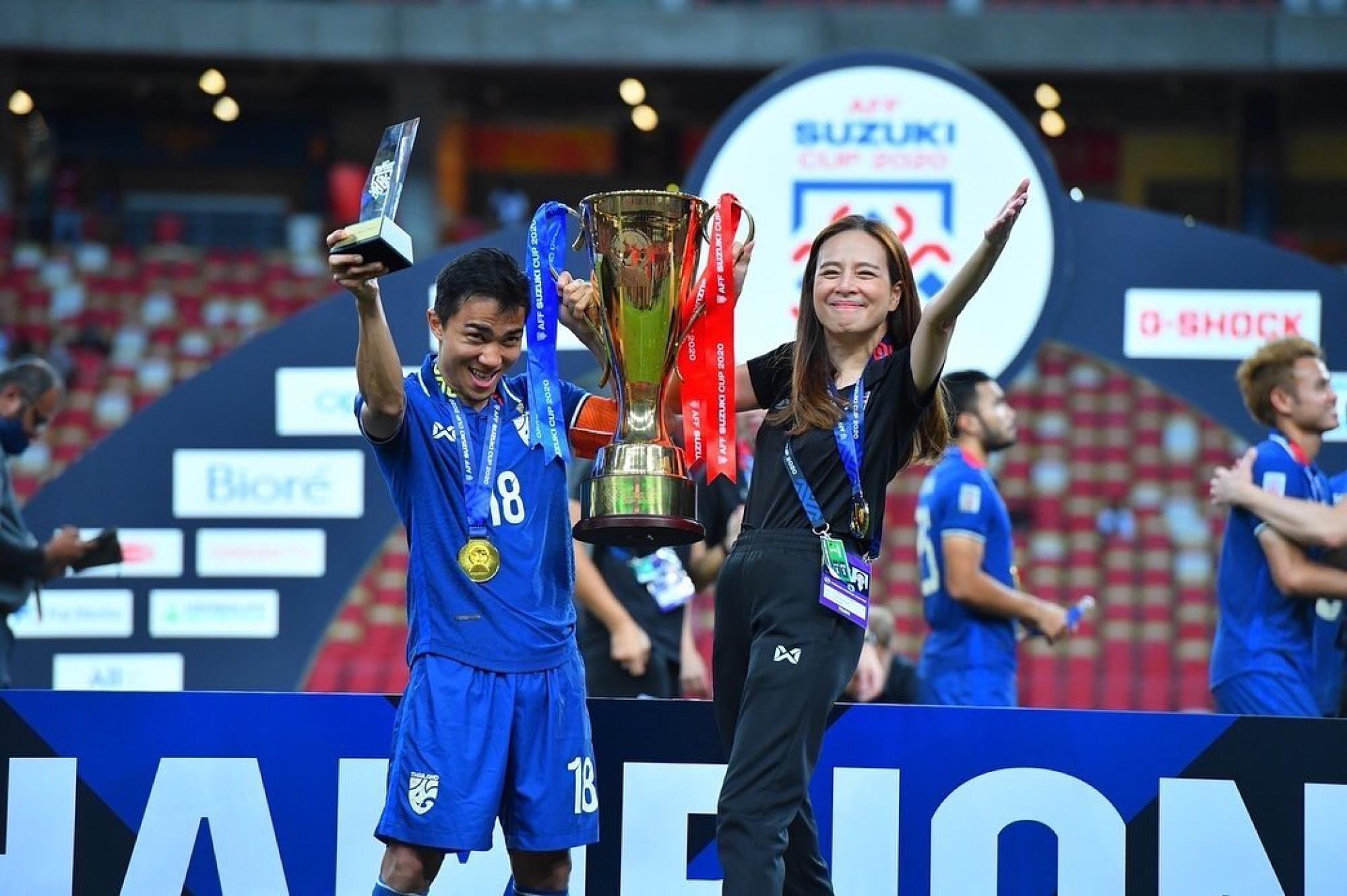 Madam Pang nâng cúp cùng "Messi Thái" Chanathip, ăn mừng chức vô địch AFF Cup 2020. Ảnh: Instagram&nbsp;PangLamsam