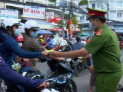 Tin tức trong ngày - Du khách đến Châu Đốc ngỡ ngàng với quyển cẩm nang “kỳ lạ” của công an