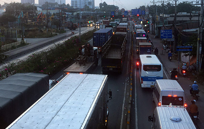 Hàng ngàn phương tiện nối đuôi nhau trên đường, kéo dài gần 5km.