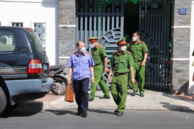 Cơ quan điều tra khám xét nhà riêng bị can Lương Văn Hải, nguyên phó chủ tịch UBND tỉnh Bình Thuận. Ảnh PĐ