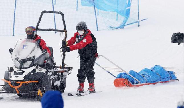 VĐV trượt tuyết Australia gặp tai nạn suýt chết khi va chạm với đồng đội - 1