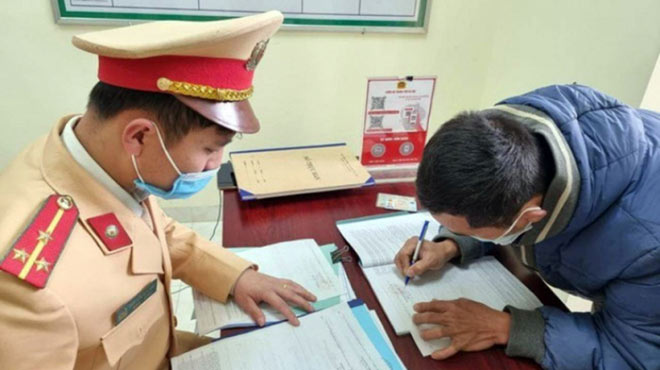 Cảnh sát lập biên bản xử phạt “cò mồi” chèo kéo khách ở chùa Hương