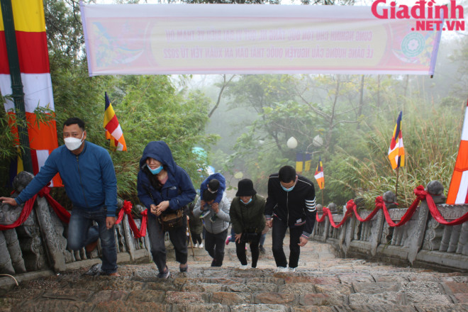 Bất chấp thời tiết mưa, lạnh hàng nghìn du khách đổ về Yên Tử cầu may - 1