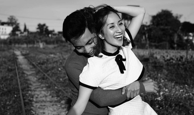 Những cái vòng tay ôm thật chặt cho thấy tình cảm gắn bó của cặp vợ chồng nức tiếng làng dance sport Việt Nam.
