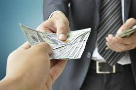 Mùng 1 kiêng kị vay nợ tiền bạc. Ảnh minh họa.