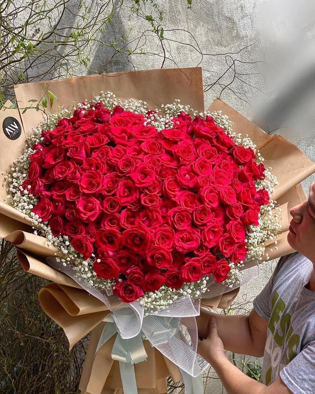 Những bó hoa khổng lồ, tiền triệu tiếp tục gây chú ý mùa Valentine