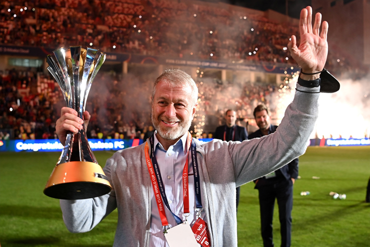 Roman Abramovich ăn mừng cùng chiếc cúp FIFA Club World Cup&nbsp;