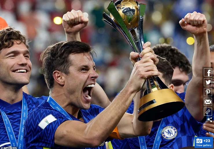 Hậu vệ đội trưởng Cesar Azpilicueta trở thành cầu thủ đầu tiên trong lịch sử Chelsea thâu tóm hết mọi danh hiệu tập thể cao quý cấp CLB gồm 2 chức vô địch Premier League, 1 Champions League, 1 FA Cup, 1 League Cup, 2 Europa League 1 Siêu cúp châu Âu và 1 FIFA Club World Cup.