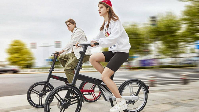 Honbike Pro có sẵn ba màu sắc kết hợp gồm màu đen- đỏ, đen - trắng và đen. Tay lái cũng có tích hợp một màn hình OLED sắc nét
