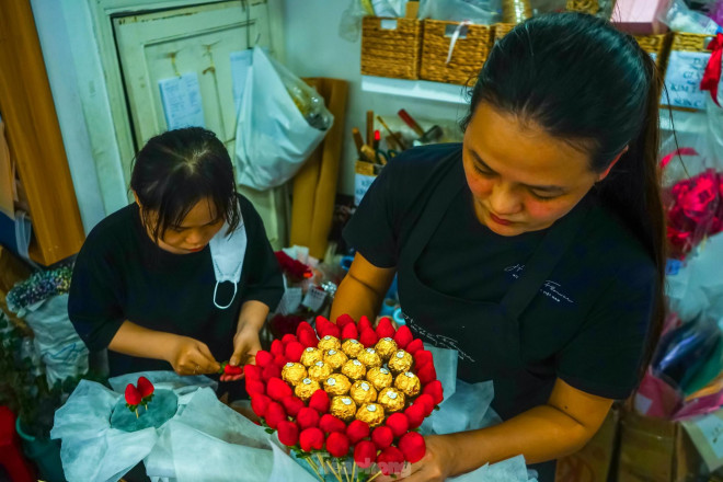 Để tạo nên những sản phẩm độc đáo có tính cạnh tranh cao được nhiều người săn đón, các nhân viên của cửa hàng này phải dày công thiết kế và bỏ ra hàng giờ để cắm từng bó.