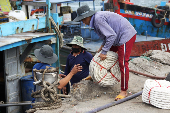 Sau hơn 1 ngày chuẩn bị, tàu cá QNg 92863 TS của ông Lê Văn Tín (49 tuổi, ở Sa Huỳnh, Quảng Ngãi) sẽ vươn khơi đánh bắt chuyến đầu tiên trong năm Nhâm Dần. Chuyến này, đội tàu 2 chiếc của ông có khoảng 10 thuyền viên, dự kiến đánh bắt ở các ngư trường trong vùng biển Vịnh Bắc Bộ.