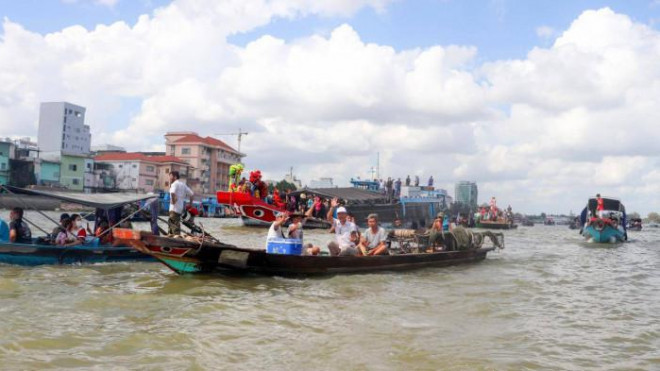 Hàng trăm tàu lớn nhỏ của người dân làm nghề sông nước, khách du lịch diễu hành trên sông Cần Thơ.