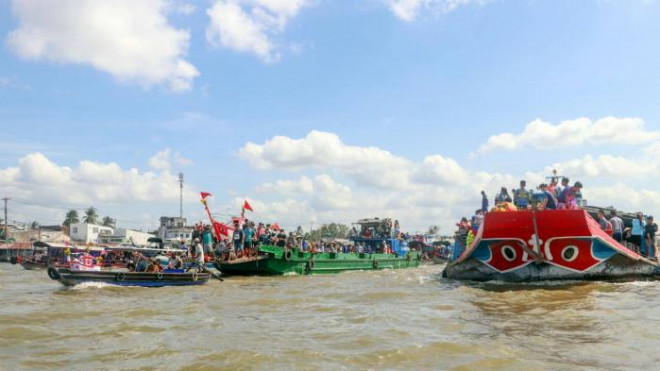 Ban tổ chức đưa tàu "Tống ôn” lên tàu lớn và bắt đầu diễu hành trên sông.