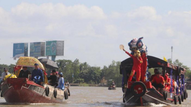 Theo ông Trần Văn Lộc, Trưởng Ban Tế tự Miếu Bà xóm Chài, lễ tục này đã có từ lâu đời. Đây là lễ hội của những người làm nghề “bà cậu”, chài lưới, với mong muốn “tống tiễn” đi hết những điều không may mắn trong một năm qua.