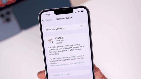 Người dùng iPhone nên cập nhật iOS 15.3.1 ngay lập tức để tránh bị hack - 1