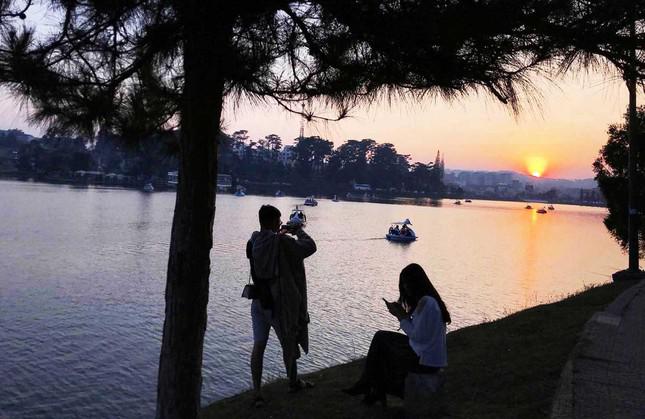 Săn ảnh bên hồ Xuân Hương thơ mộng