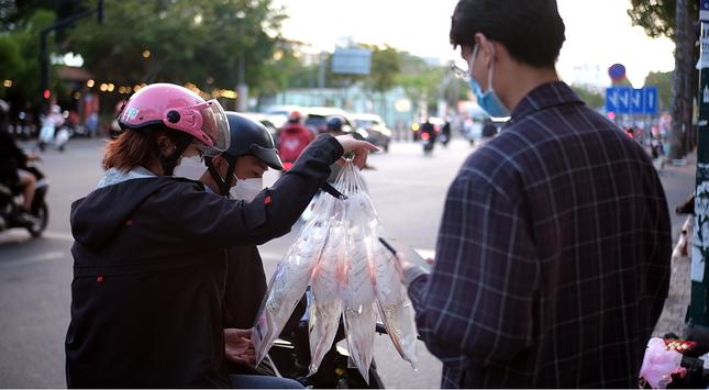 Nhiều bó hoa và quà tặng với mẫu mã bắt mắt được rất nhiều người ưa chuộng.