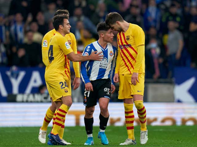 Pique hục hặc với&nbsp;Melamed bên phía Espanyol