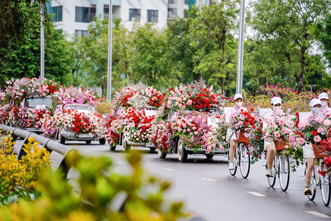 Ấn tượng màn tỏ tình với 99.999 bông hồng tại Hà Nội vào ngày Valentine 2022 - 4