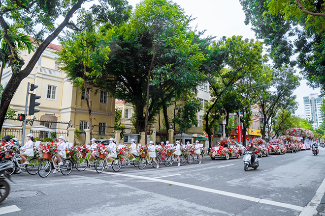 Ấn tượng màn tỏ tình với 99.999 bông hồng tại Hà Nội vào ngày Valentine 2022 - 5