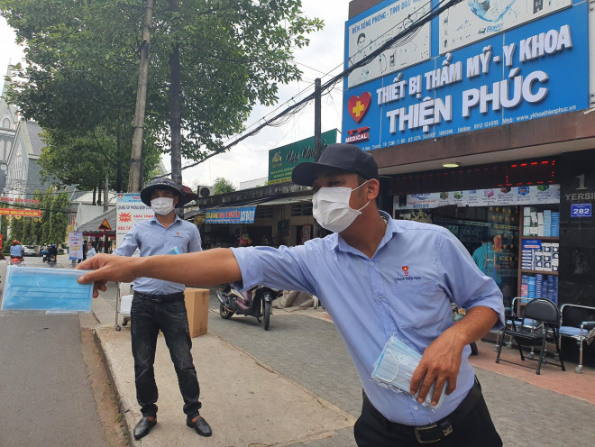 Một cửa hàng trên đường Yersin, phường Phú Cường, TP Thủ Dầu Một phát khẩu trang cho du khách