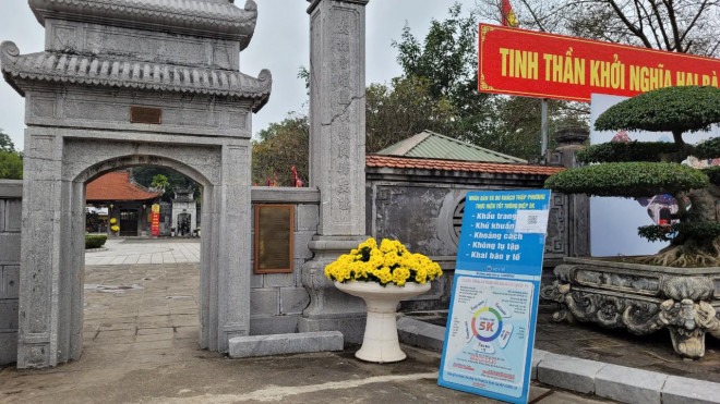 Năm nay, do dịch COVID-19 vẫn diễn biến phức tạp nên các chùa trên địa bàn Hà Nội luôn đảm bảo công tác phòng chống dịch bằng các khẩu hiệu tuyên truyền.