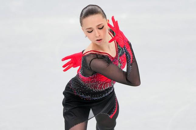 Kamila Valieva, 15 tuổi, một trong những thành viên của đội tuyển Nga thi đấu tại Olympic mùa đông Bắc Kinh 2022 dưới cái tên đội ROC (viết tắt của Ủy ban Olympic Nga). Cô cùng nhóm của mình đã xuất sắc giành chức vô địch nội dung đồng đội trượt băng nghệ thuật tại kỳ Thế vận hội này.