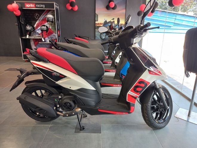 2022 Aprilia SR160 nhìn “nghịch tướng”, sánh cạnh Honda Vario 160 - 13