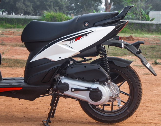 2022 Aprilia SR160 nhìn “nghịch tướng”, sánh cạnh Honda Vario 160 - 4