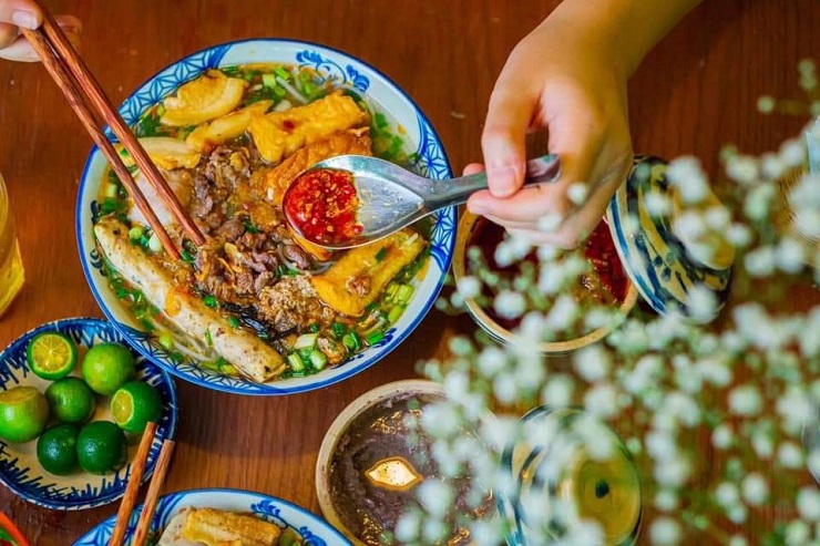 Bún riêu tóp mỡ được "lên đời" và bán với giá từ 25-60 nghìn đồng/bát.