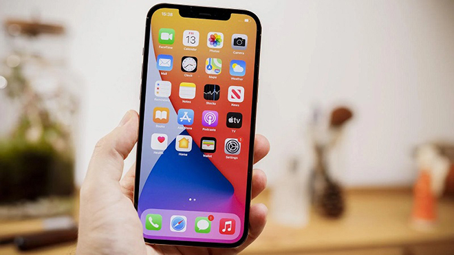 iPhone 12 Pro với "tai thỏ" quen mắt.