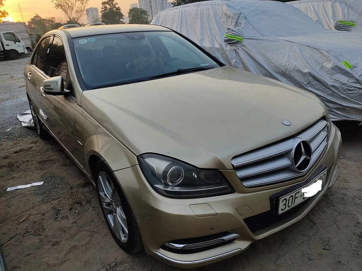 Chiếc Mercedes Benz C250 được ngân hàng rao bán với giá 432 triệu đồng.