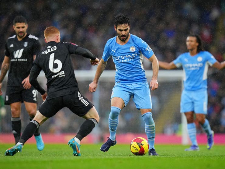 Man City (áo xanh) được đánh giá cao ở Champions League