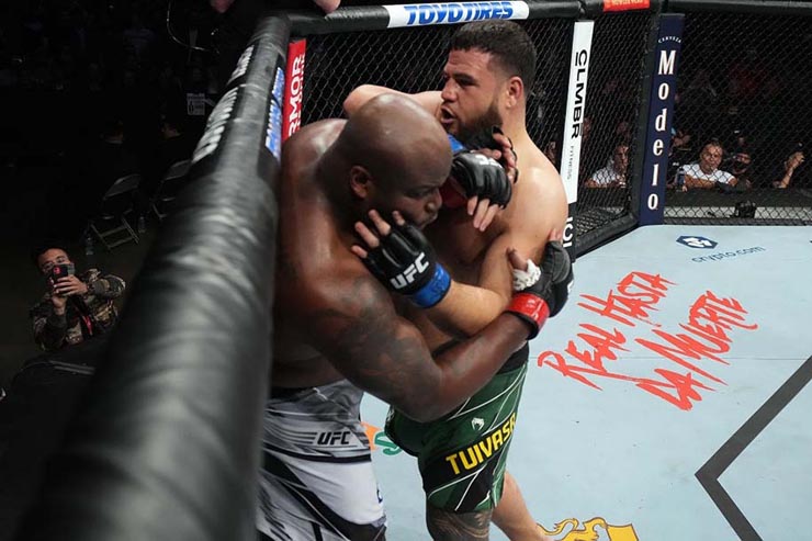 Tai Tuivasa (phải) hạ&nbsp;Derrick Lewis mới đây