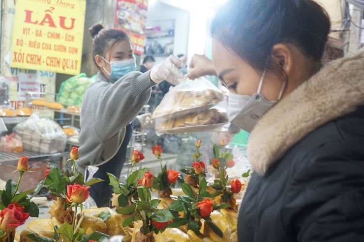 Vào ngày này, cửa hàng chị Dung bán ra hàng trăm con gà lễ.