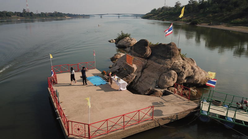Tảng đá lớn được cho là có chứa "dấu chân Đức Phật" ở tỉnh Nakhon Phanom, Thái Lan. Ảnh: Bangkok Post