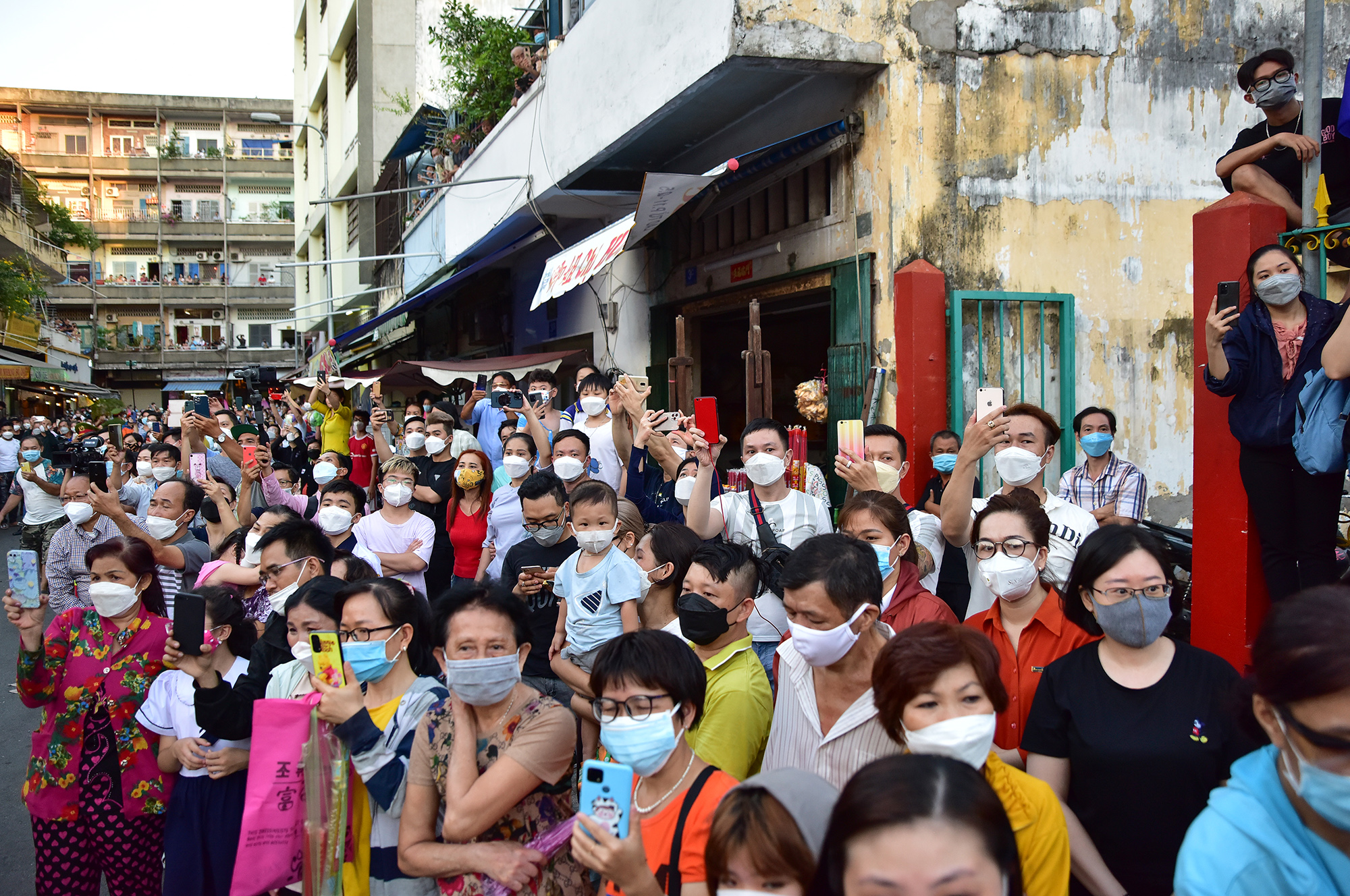 Người dân dọc các tuyến đường đoàn diễu hành đi qua hào hứng đứng hai bên, các ban công theo dõi, quay chụp không khí ngày hội.